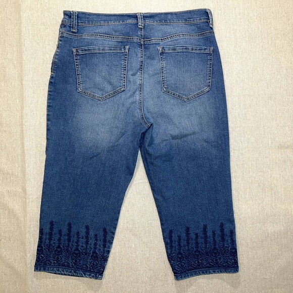 Gloria Vanderbilt | Petite Embroidered Amanda Capri | 14P - Picture 3 of 9